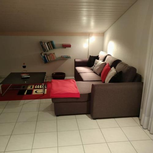 a living room with a couch and a table at 110 m2 Wohnung mit Terrasse in Cheyres VIVARTE Feriencheyres in Cheyres