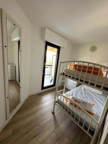 - une chambre avec 2 lits superposés et un miroir dans l'établissement Studio cabine en étage, front de mer, à Fréjus