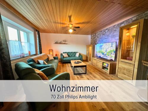 a living room with couches and a tv at Nur 15 Minuten bis Fulda - ideal zum Arbeiten - Am Vulkanradweg - 3 Schlafzimmer Große Terrasse - Grill - Ferienhaus Taufstein 1 in Herbstein