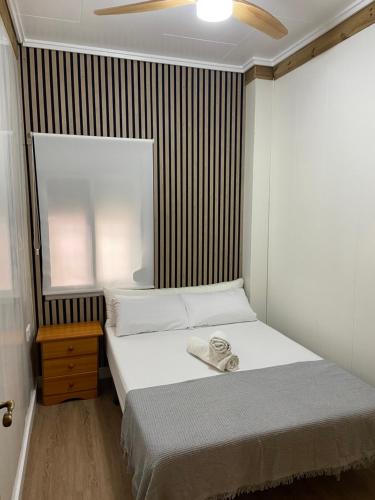 Un dormitorio con una cama con una toalla encima. en BajoPlaya, en Burriana