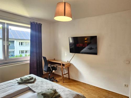 Televisyen dan/atau pusat hiburan di EcoCube 143 - Balkon, 3Zimmer, Waschmaschine, Backofen, Badewanne, 5P