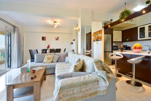 un salon avec un canapé et une cuisine dans l'établissement Corfu SeaTy Apartment, à Corfou