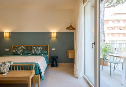 a bedroom with a bed with a green wall at la Sfiora B&B in Cervia