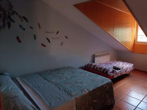 a bedroom with two twin beds and a window at Villa CiTe- jardines/BBQ/terrazas/ para familias in Teruel