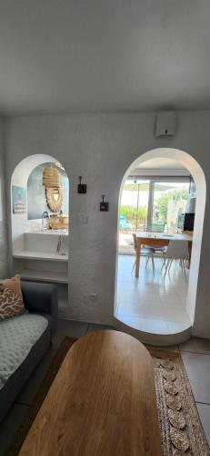 un salon avec un canapé et une table dans l'établissement Ile Rousse Guardiola T2 les pieds dans l eau, à Monticello