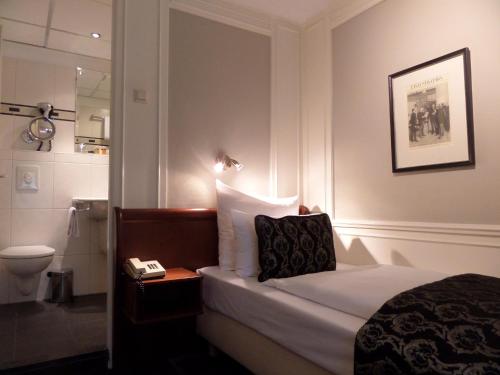 Un pat sau paturi într-o cameră la Apollofirst Boutique Hotel