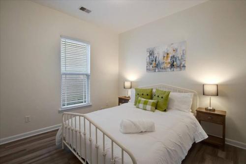 Postel nebo postele na pokoji v ubytování Relax & Unwind Near Savannah