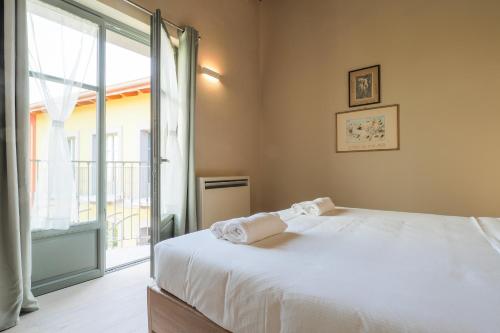 a bedroom with a bed and a large window at PrimoPiano - Zumbini G in Milan