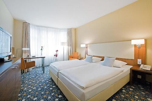 Un pat sau paturi într-o cameră la President Hotel