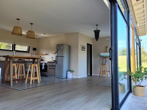 an open kitchen and dining room with a table and a kitchen with a tablektop at chapadmalal vistas al mar in Chapadmalal