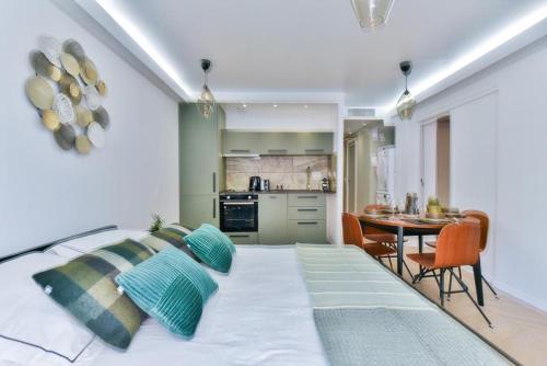 une chambre avec un grand lit et une cuisine dans l'établissement Hypercentre - 5mn croisette - Palais - Plage - CF, à Cannes