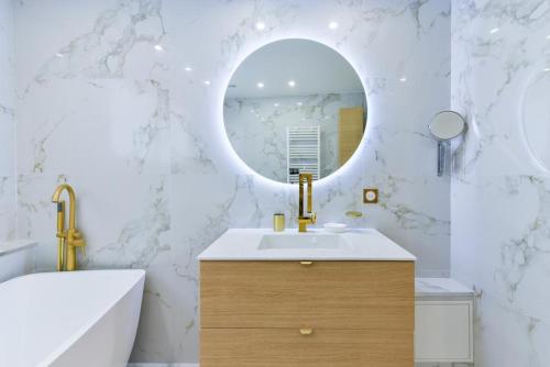 une salle de bain avec un lavabo et un miroir dans l'établissement Hypercentre - 5mn croisette - Palais - Plage - CF, à Cannes