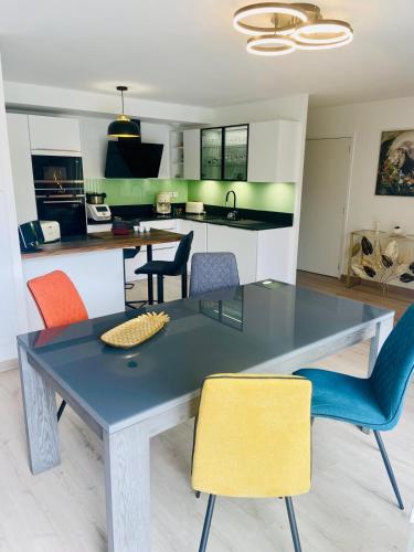 une salle à manger et une cuisine avec une table et des chaises dans l'établissement Taylor - 2 pers - Appartement Dinan, à Dinan