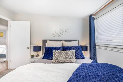 Una cama o camas en una habitación de Charming Rambler W Scenic Views & Pets R Allowed