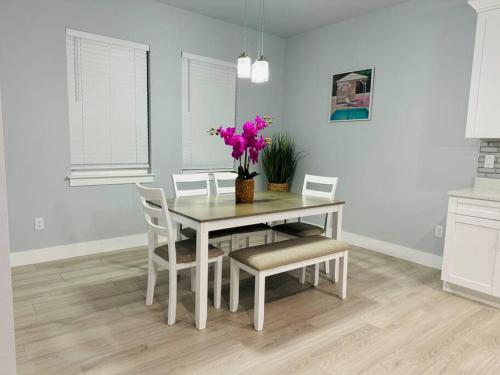 Φωτογραφία από το άλμπουμ του Brand New Tampa Oasis with Private Jacuzzi Retreat σε Lutz