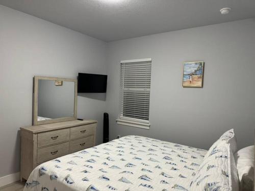 Ένα ή περισσότερα κρεβάτια σε δωμάτιο στο Brand New Tampa Oasis with Private Jacuzzi Retreat