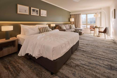 Una cama o camas en una habitación de Rydges Hotel Port Macquarie