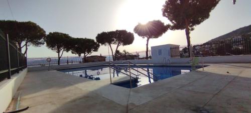 ein Swimmingpool mit Treppen und Bäumen und einem Gebäude in der Unterkunft Villa Namaste in Alhaurín de la Torre