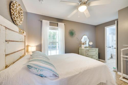 Un dormitorio con una cama y un ventilador de techo. en 1 Mi to Lake Dora Cottage with Shared Yard and Patio!, en Mount Dora