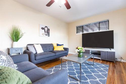 Μια τηλεόραση ή/και κέντρο ψυχαγωγίας στο Cozy-3br-getaway-pets Allowed-nea