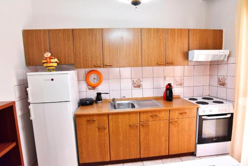 Η κουζίνα ή μικρή κουζίνα στο Adam's Villa