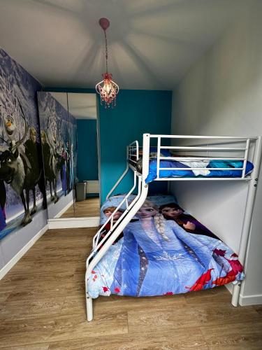 une chambre avec un lit superposé dans une pièce dans l'établissement Maison décoration Disney à 10 min du Parc, à Lagny-sur-Marne