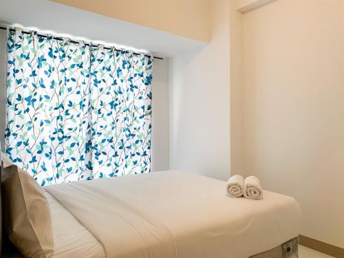Ένα ή περισσότερα κρεβάτια σε δωμάτιο στο Nice and Stylish Designed 2BR at Tokyo Riverside PIK 2 Apartment By Travelio