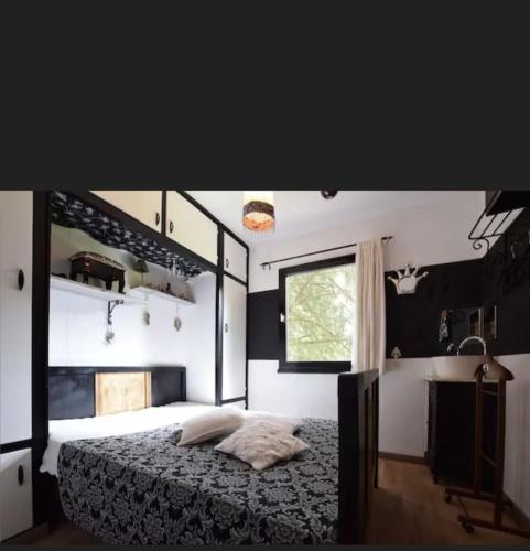 a bedroom with a large bed and a window at Agréable chalet en pleine nature in Houffalize