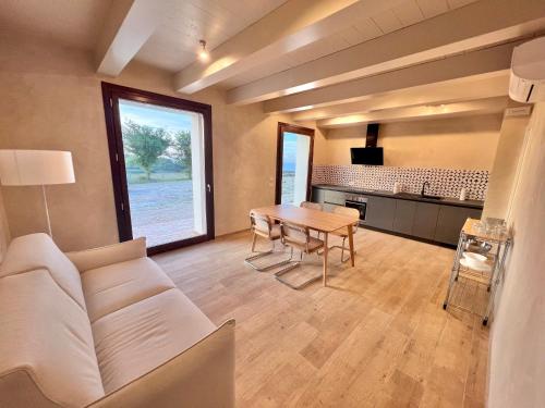 een woonkamer met een bank en een tafel bij La Collina sul Mare in Porto SantʼElpidio