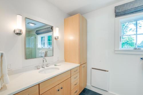 Ένα μπάνιο στο Upscale Southwest Harbor Retreat - Dog Friendly!