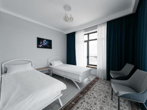 a hospital room with a bed and a chair at Hotel Utes in Kaji-Say