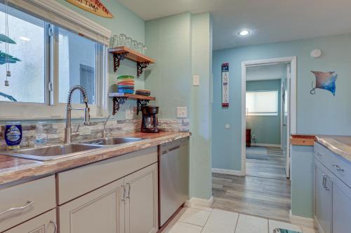 una cocina con fregadero y ventana en Beachfront Siesta Key Condo with Pool Access!, en Siesta Key
