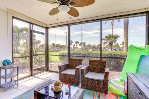 Una sala de estar con vista al mar. en Beachfront Siesta Key Condo with Pool Access!, en Siesta Key
