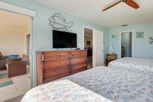 Cama o camas de una habitación en Beachfront Siesta Key Condo with Pool Access!