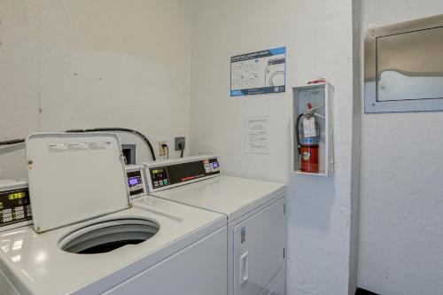 Una cocina o zona de cocina en Beachfront Siesta Key Condo with Pool Access!