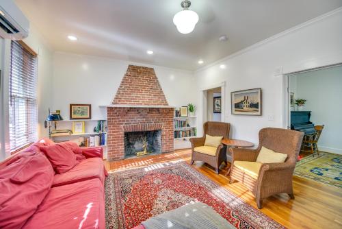 Χώρος καθιστικού στο Radiant Gloucester House with Private Porch!