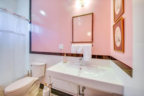 Ένα μπάνιο στο Radiant Gloucester House with Private Porch!