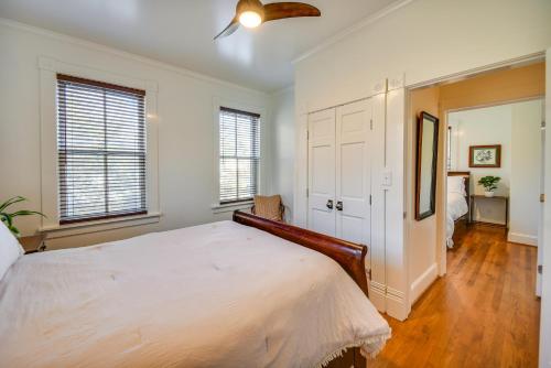 Ένα ή περισσότερα κρεβάτια σε δωμάτιο στο Radiant Gloucester House with Private Porch!