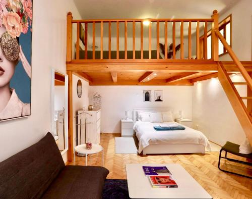 A bed or beds in a room at Christie's Downtown Apartment