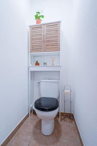 La salle de bains est pourvue de toilettes et d'un siège noir. dans l'établissement Montevrain disney 10mn Parking privé, à Montévrain