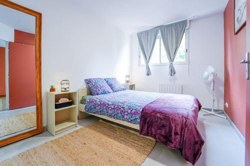 ein Schlafzimmer mit einem Bett und einem Spiegel in der Unterkunft Montevrain disney 10mn Parking privé in Montévrain