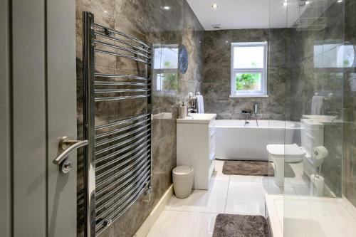 Koupelna v ubytování Cwmparc Cottage Very Special Welsh Valley Home by StayStaycations