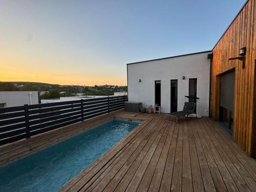 - une terrasse avec une piscine au-dessus d'un bâtiment dans l'établissement Luxury Villa with pool and View, à Juvignac