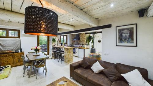 Photo de la galerie de l'établissement lou cafoucho, au Plan-de-la-Tour