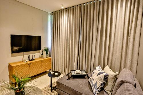 un salon avec un canapé et une grande fenêtre dans l'établissement Tranquility meets serenity, à Ballito