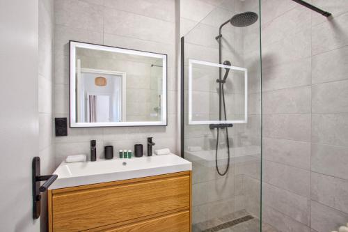 une salle de bain avec un lavabo et une douche dans l'établissement La Villa Normande - La Suite - Deauville, à Deauville