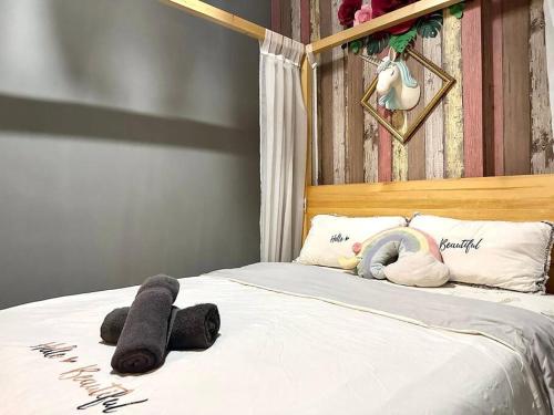 Giường trong phòng chung tại Unicorn Fairy Theme 2BR Airport Suite# Straits Intl# Pantai Hospt