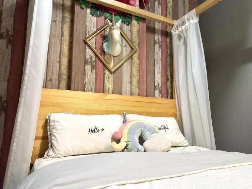 Giường trong phòng chung tại Unicorn Fairy Theme 2BR Airport Suite# Straits Intl# Pantai Hospt
