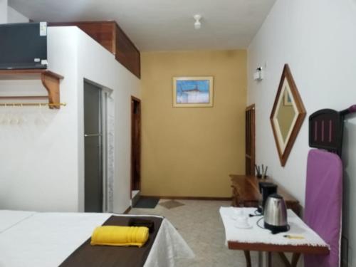 una habitación con una cama, una mesa y un sofá en Alojamiento Villa Mar, en Puerto Ayora