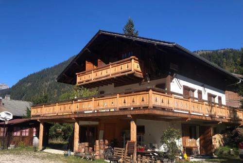 une grande maison en bois avec un toit en gambrel dans l'établissement Chalet Ours Blanc ORS NATURE & QUIET 6 Pers, à Châtel